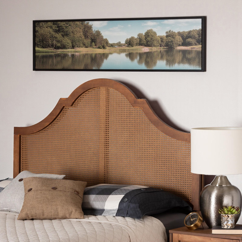 Tête de lit en rotin Reno noyer cendré avec grand lit arqué festonné, H 59,71 po x l 60,97 po x P 1,31 po