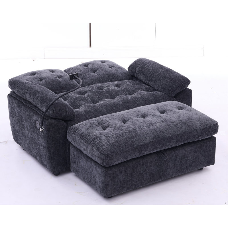 Le fauteuil de loisir, le fauteuil inclinable double, avec dossier réglable manuellement, les accoudoirs rembourrés, le port de chargement USB latéral et le support pour téléphone, sont livrés avec un repose-pieds de rangement assorti - noir