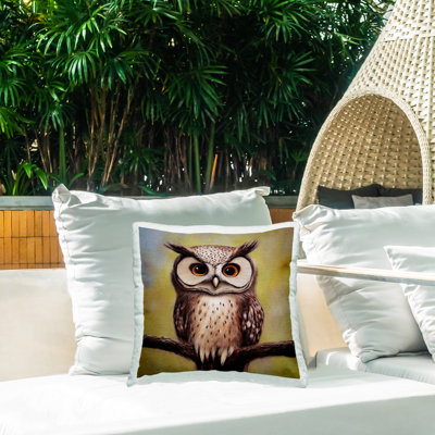 Coussin d'extérieur détaillé imprimé hibou perché détaillé par Alpenglow Workshop