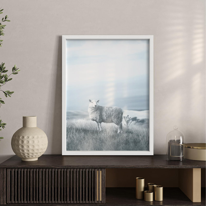 Petit mouton dans un champ offrant une scène paisible Illustration de la nature, petit décor, H 16 po x l 12 po, Blanc