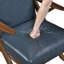 Chaise rembourrée bleue en similicuir avec pieds en bois d'hévéa massif brun pour salon avec housses-256251913