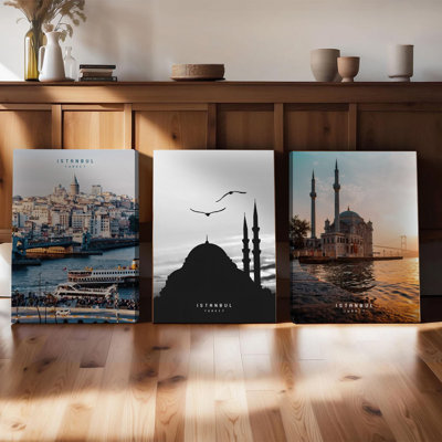 Ensemble de 3 affiches encadrées représentant la ville d'Istanbul (Turquie), avec des impressions vintage de silhouettes de mosquées et de couchers de soleil sur le Bosphore. Décor moderne pour le salon, la chambre ou le bureau. Affiches d'art sur le thème du voyage.