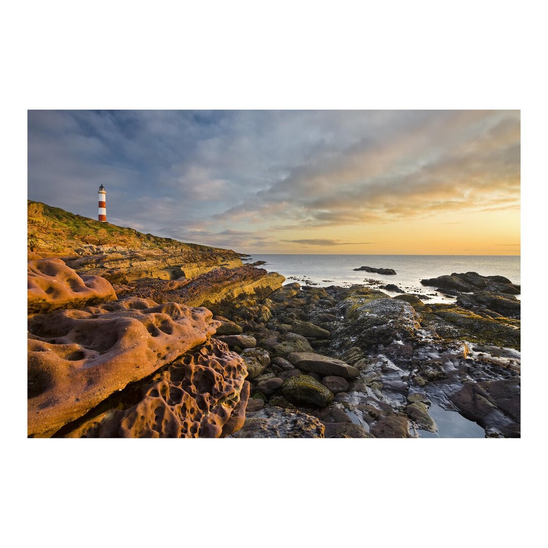 Strukturierte Fototapete Tarbat Ness Lighthouse and Sunset over the Sea 3,2 m x 480 cm