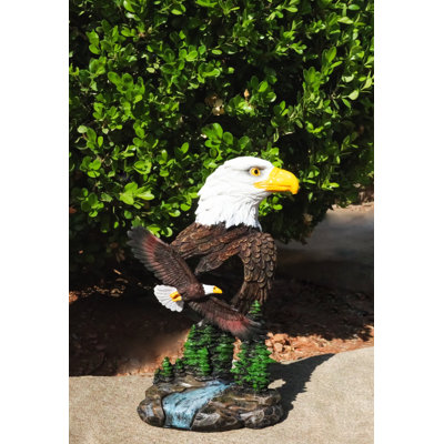 Buste d'aigle à tête blanche avec aigle en vol sur une forêt de pin