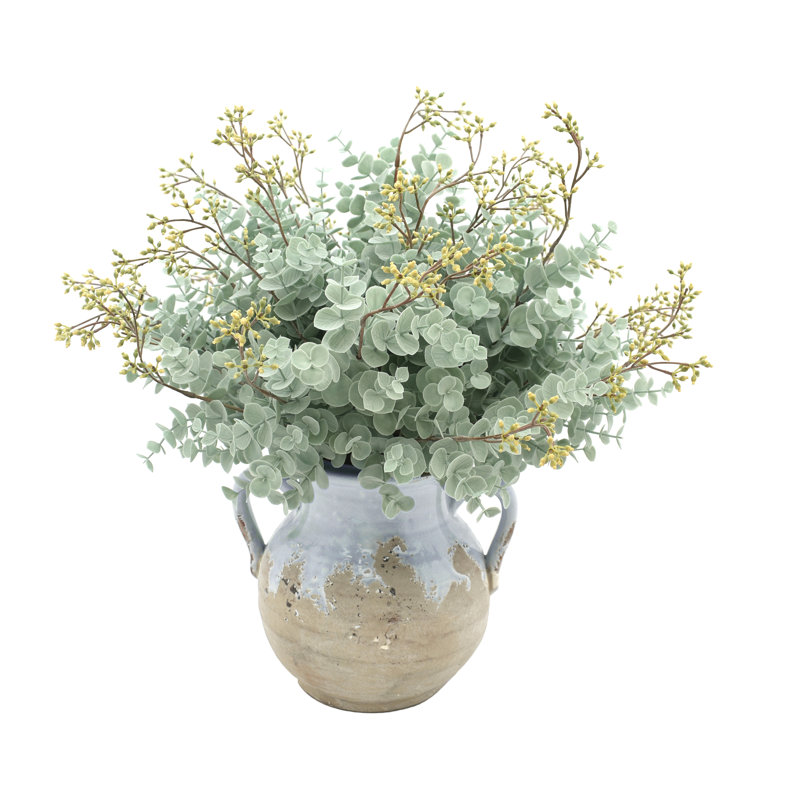 Eucalyptus dans un vase décoratif en céramique
