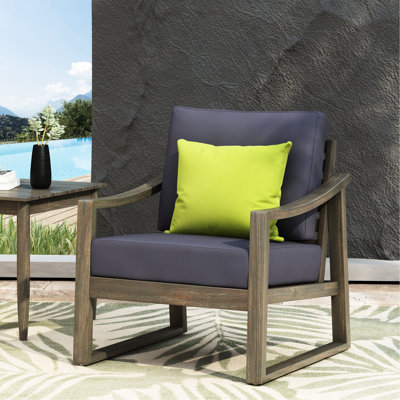 Fauteuil club en bois pour l'extérieur avec coussins de pieds gris foncé et aspect de lattes classique