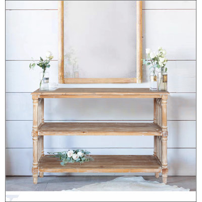 Console rustique à 3 niveaux avec des détails d'inspiration gothique, parfaite pour ajouter un charme d'antan à votre entrée ou à votre salon