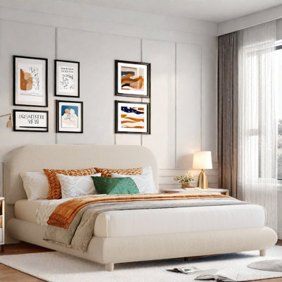 Lit plateforme tapissier avec tissu épais et design élégant en forme de courbe