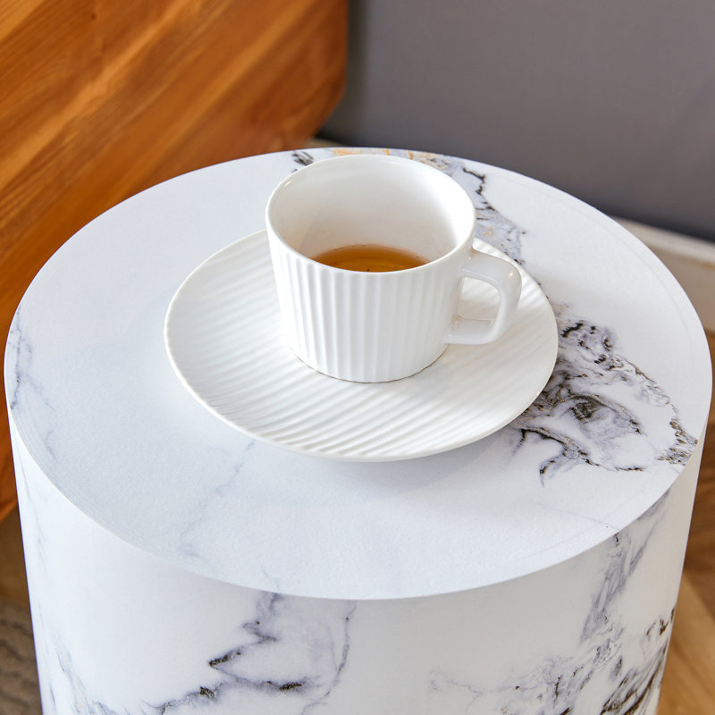 Ensemble de tables basses modernes et minimalistes de trois tables basses en MDF à motif de marbre. La table cylindrique avec son motif peut être facilement intégrée dans une variété de styles d'intérieur.