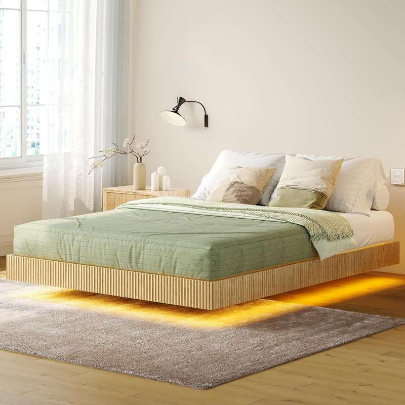 Cadre de lit flottant naturel avec lumières DEL, cadre de lit plateforme en chêne cannelé moderne, lattes en métal robustes, aucun sommier requis
