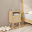 Table de chevet en rotin avec tablette de rangement ouverte et pieds en bois massif pour la chambre à coucher