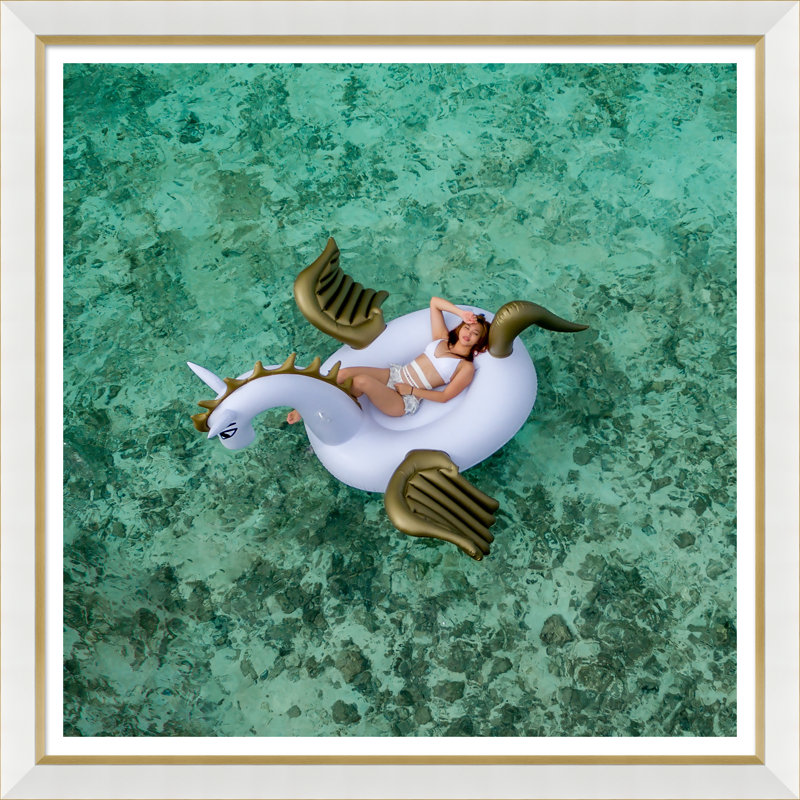 «Unicorn Floatie», reproduction de photo encadrée, Encadrement argenté, Blanc, H 33,25 po x l 33,25 po x P 1,75 po