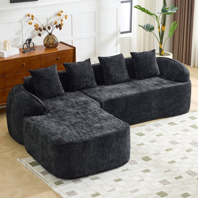 Canapé d'angle noir en forme de L, revêtement en chenille, mousse haute résilience, formes arrondies, coussins texturés, idéal pour le salon, assise mi-ferme, composition mousse et ressorts, 4 places, livraison comprimée et fiable