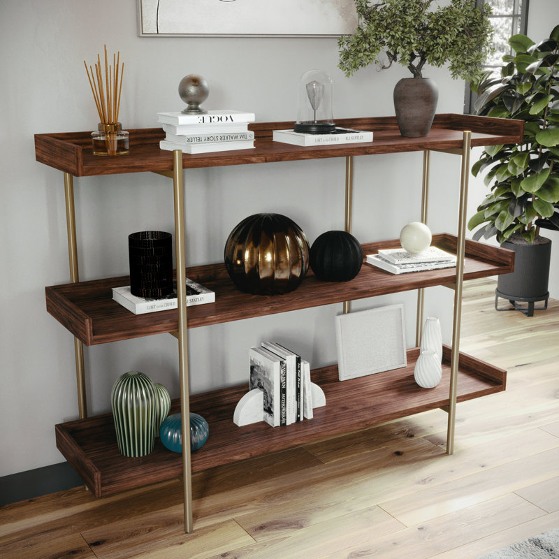 Bibliothèque de rangement Martha Stewart avec poteaux de soutien verticaux en acier Emmett, Grain de bois noyer / laiton poli