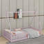 Lit simple en bois avec clôture-114402373