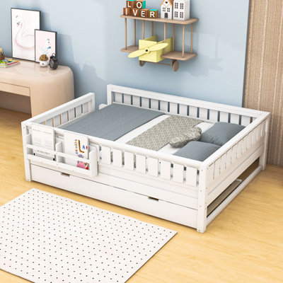 Lit plateforme en bois avec lit gigogne et petit escalier