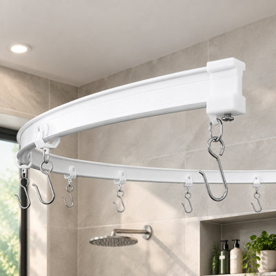 Un système de tringle à rideau pliable blanc mesurant 12 pi; Le rail peut avoir une forme incurvée personnalisée pour les fenêtres, les salles de bain ou les véhicules récréatifs.