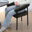 Chaise rembourrée moderne avec accoudoirs courbés-19420281