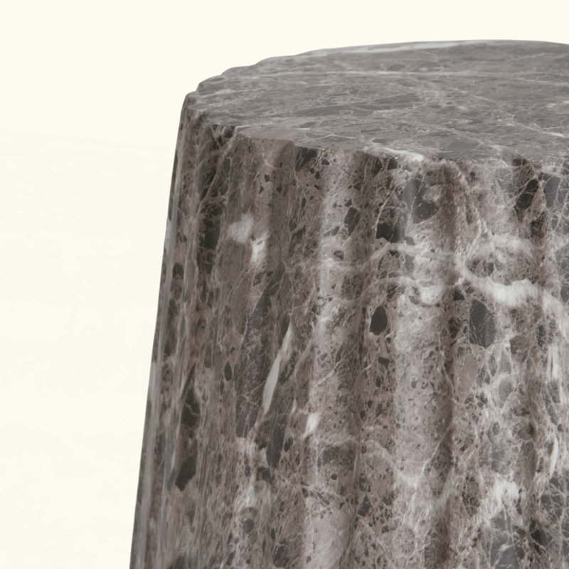Table d'appoint d'extérieur sculptée avec base piédestal solide et demi-sphère, idéale pour une utilisation intérieure et extérieure