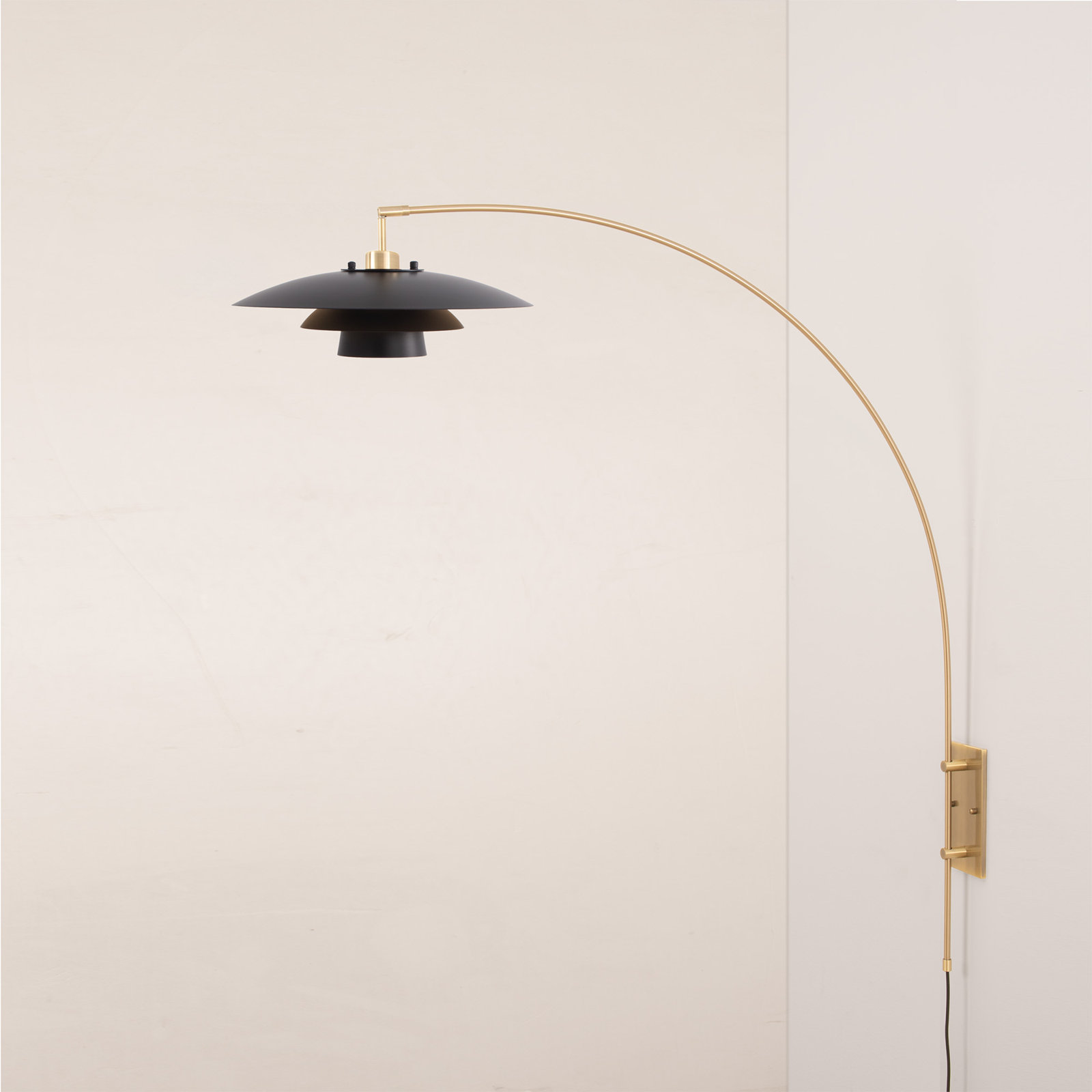 1 - Light Armed Sconce, Matte Black/Gold