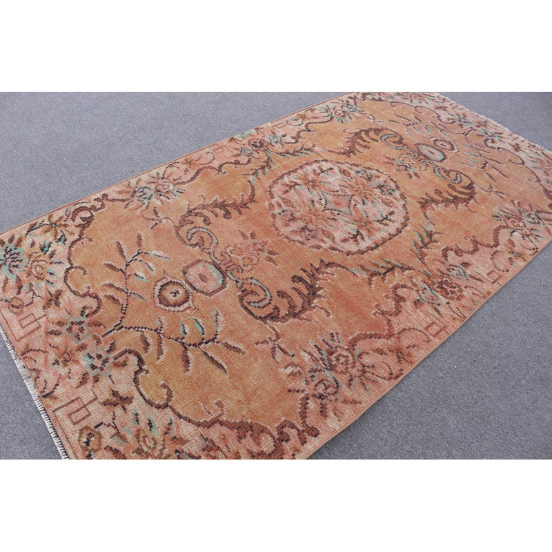 Explorez l'authentique tapis turc brun idéal pour les décorations de chambre à coucher et de plancher