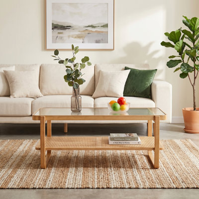Table basse moderne de style Mid-Century de 114 cm avec dessus en verre trempé et tablette de rangement en rotin