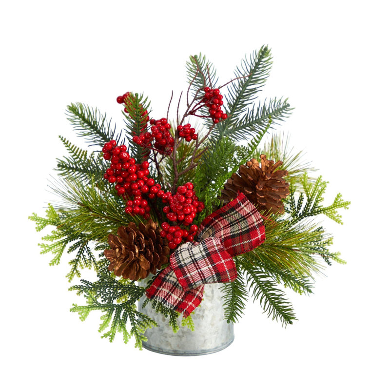 Arrangement de soie pommes de pin et baies