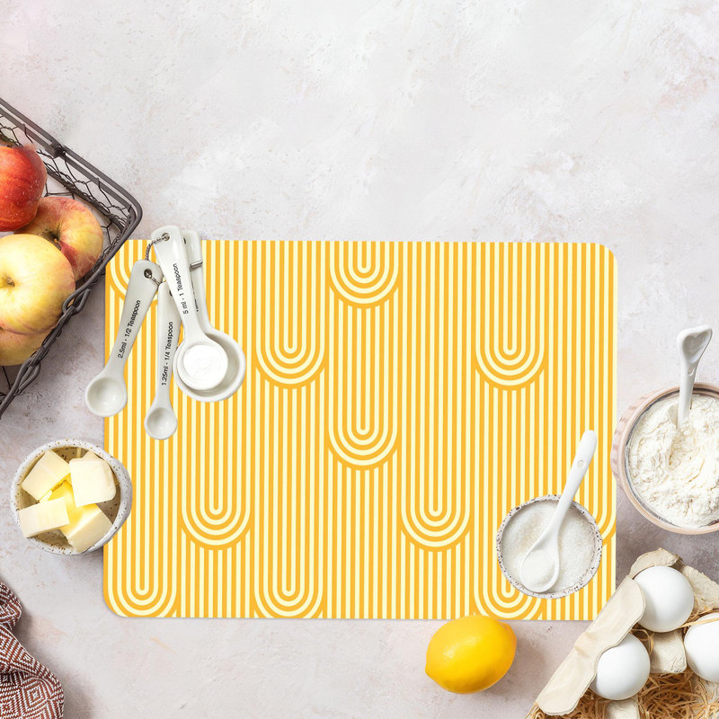 Planche de service moderne en verre jaune avec un design minimaliste, idéale pour le fromage et le service personnalisé