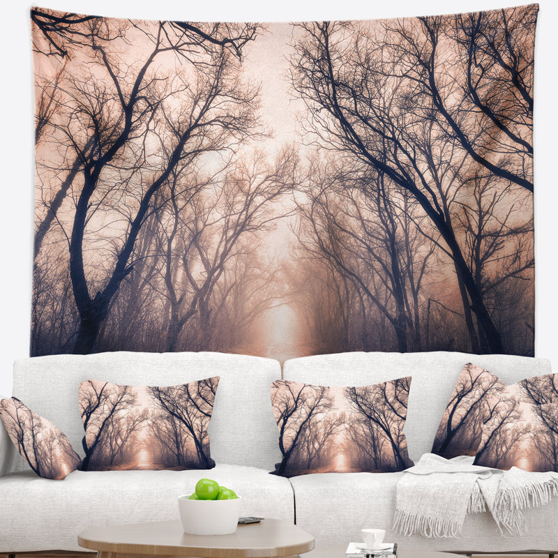 Route à travers une tapisserie mystique forêt sombre, H 68 po x l 80 po