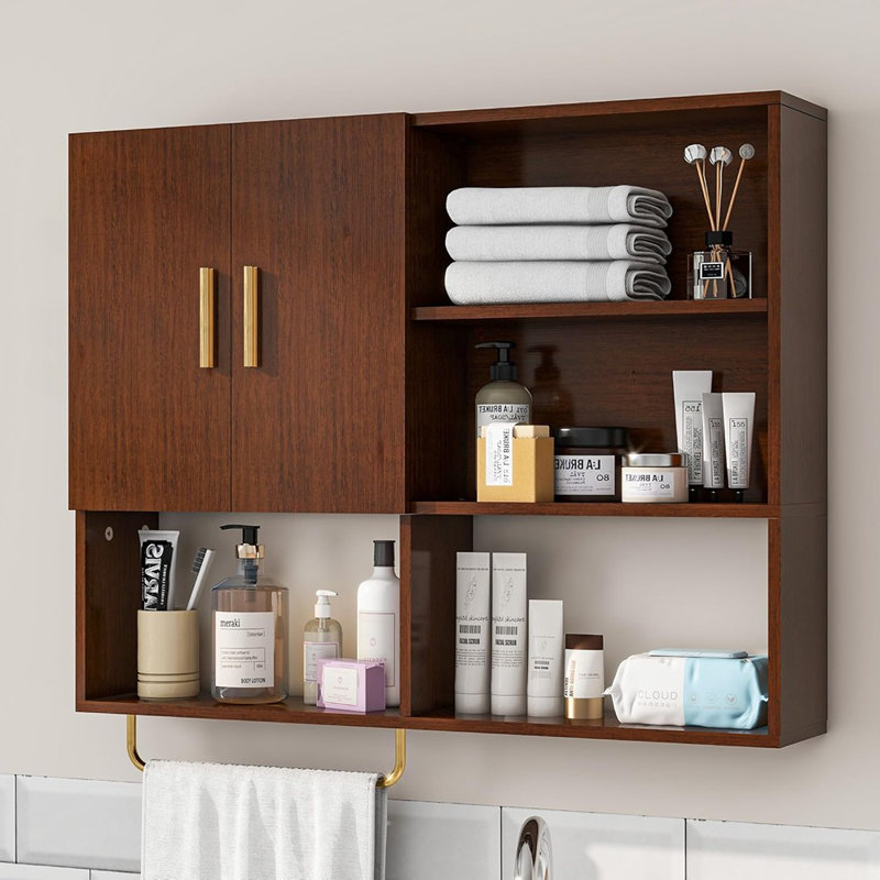 Armoire de salle de bain murale en bois massif avec 2 portes et 4 tablettes ouvertes au-dessus de la toilette avec barre à serviettes