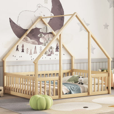 Lit double en bois en forme de maison avec clôture, garde-corps, naturel