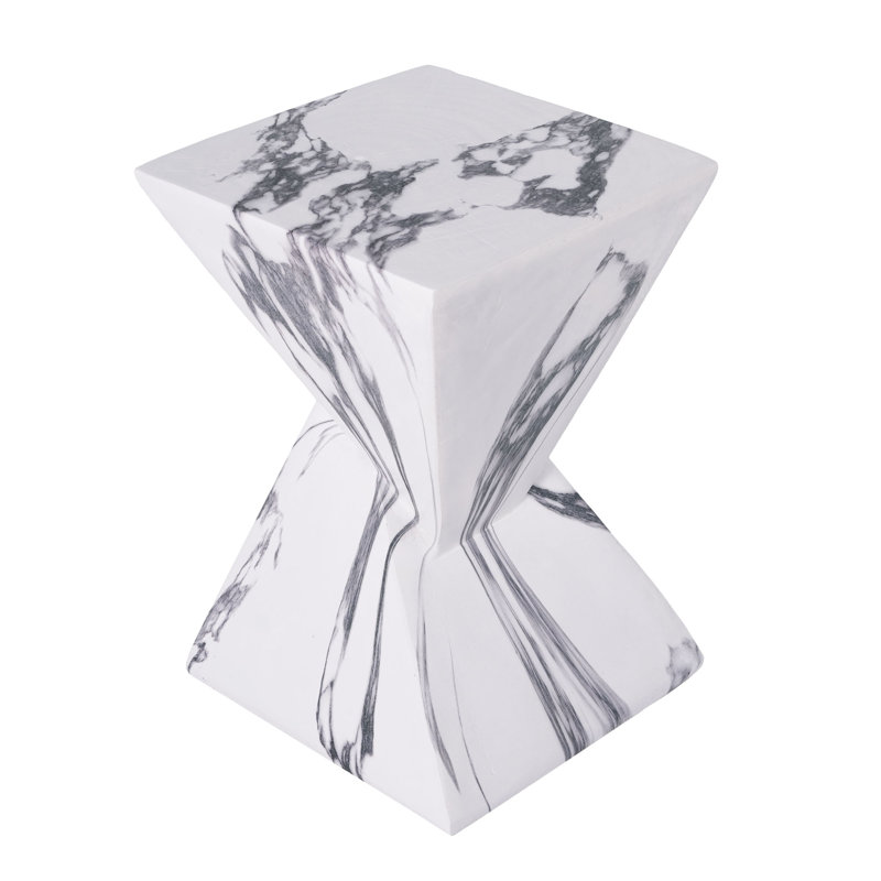 Table d'appoint moderne en béton 18,5 po de hauteur, table de bout de patio avec motif cannelé sculptural, table d'appoint minimaliste géométrique résistante aux intempéries pour jardin, balcon et bord de piscine, faux marbre