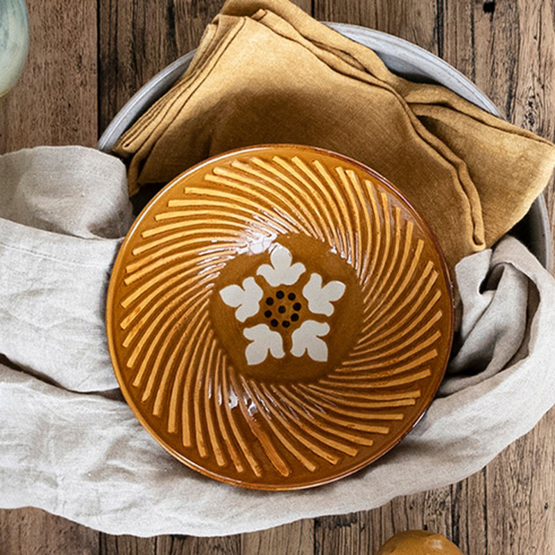 Service de table rond en grès avec lignes et motif d'étoiles