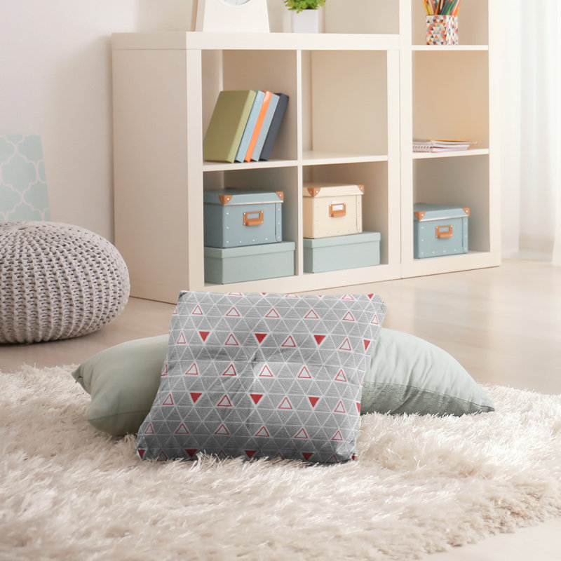 Coussin de sol classique à motif de triangles dessinés à la main, 26 po x 26 po, Accent rouge