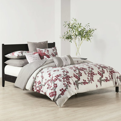 Taie décorative européenne 26 po x 26 po, 100% coton 200 Tc, plissée avec une magnifique broderie rouge, fermeture à glissière dissimulée, rehausse la collection de literie 26 po x 26 po.