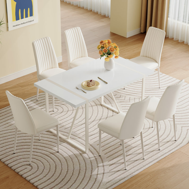 Ensemble de table de salle à manger en MDF de style crème blanc de 6 po x 31,5 po avec 6 chaises sans accoudoirs et des dossiers à rayures verticales pour une ambiance familiale douillette
