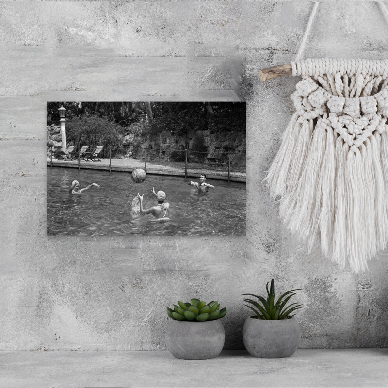«1930S 1940S» jouant avec un ballon de plage dans une piscine, rétro, rétro, palmier rétro, art mural tropical