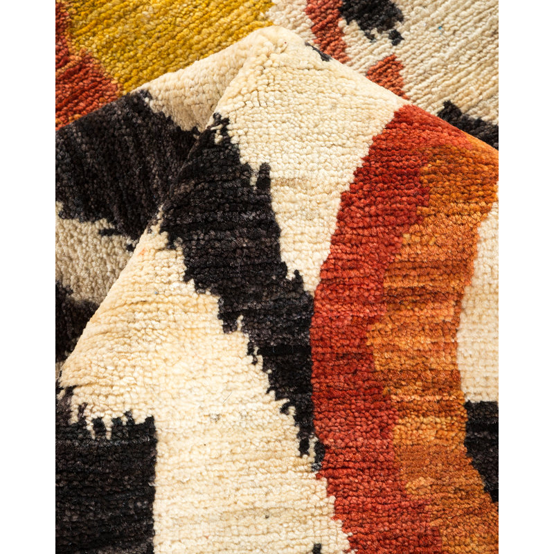 Tapis traditionnel noué à la main de conception unique Flavie - ivoire / noir / orange, 9 pi 7 po x 18 pi 10 po