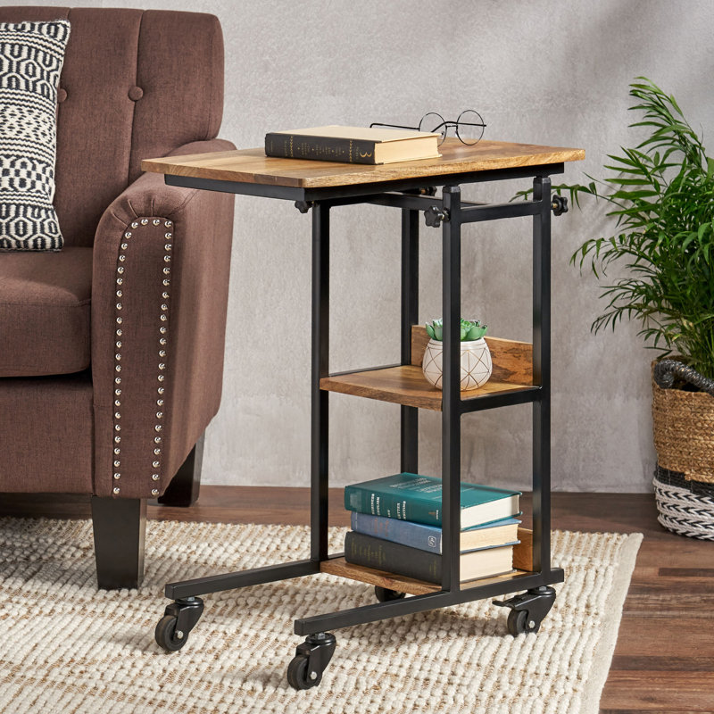 Table industrielle avec tablettes en bois et pieds en métal