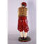 Petite golfeuse visant une petite statue