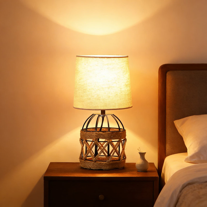 Lampe de table Boho avec base en cage en rotin et abat-jour en lin, lampe de chevet pour table de chevet de chambre à coucher ou décor de salon, douille E26 (ampoule non incluse)