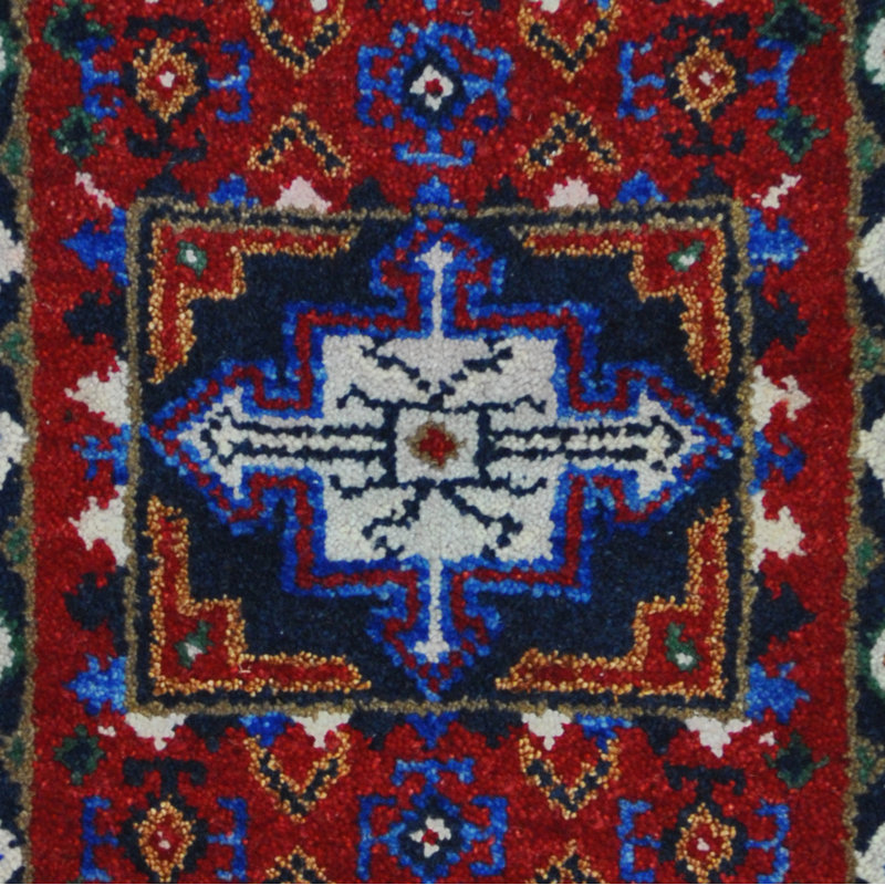 Tapis unique en laine noué à la main rouge / bleu / blanc 2 pi x 4 pi Kazak