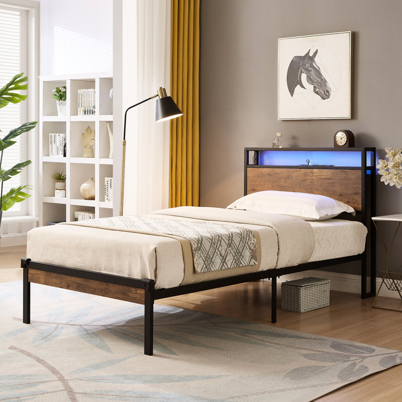 Lit plateforme simple en métal avec tête de lit en bois et douille, lumières à DEL, télécommande, sommier non nécessaire, possibilité de rangement suffisant, procédure d'assemblage facile, style moderne