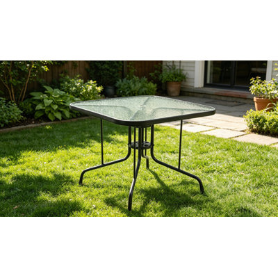 Table de salle à manger de patio de 35 po Tangkula avec plateau en verre trempé, table de bistro carrée pour 4 personnes avec trou de parasol de 1,5 po et structure en métal robuste, table de salle à manger de patio pour la cour, la pelouse, la terrasse et la piscine