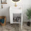 Meuble-lavabo blanc en panneau de fibres à densité moyenne de 20 po avec lavabo en céramique, porte à motif de losanges, poignée dorée et tablettes de rangement latérales avec barre à serviettes-406380546