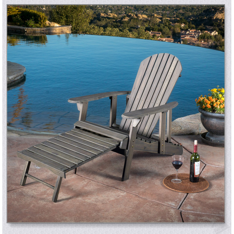 Chaise Adirondack pliable en bois d'acacia avec des lattes traditionnelles, un design rustique et de larges accoudoirs pour un confort extérieur