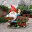 Statue de gnome rouge en résine avec panneau de bienvenue et pot de fleurs