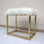 Tabouret de coiffeuse minimaliste moderne en fausse fourrure blanche avec structure en métal doré et miroir rond HD à base rose