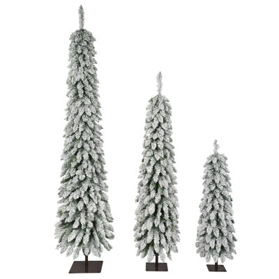 Ensemble de 3 sapins de Noël artificiels fins et effilés, préilluminés et recouverts de neige floquée, avec base métallique plate et plusieurs hauteurs disponibles pour décorer un coin étroit à l'intérieur pendant les fêtes.