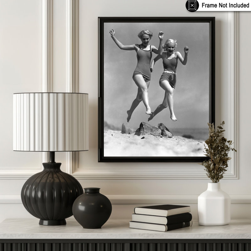 Actrices qui courent sur la plage, 12"H x 16"W, Poster, Unframed